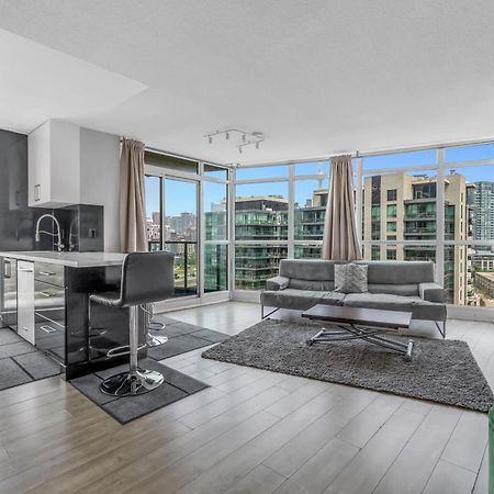 2 Bedroom Waterfront Condo Downtown W/ Free Parking Торонто Екстер'єр фото