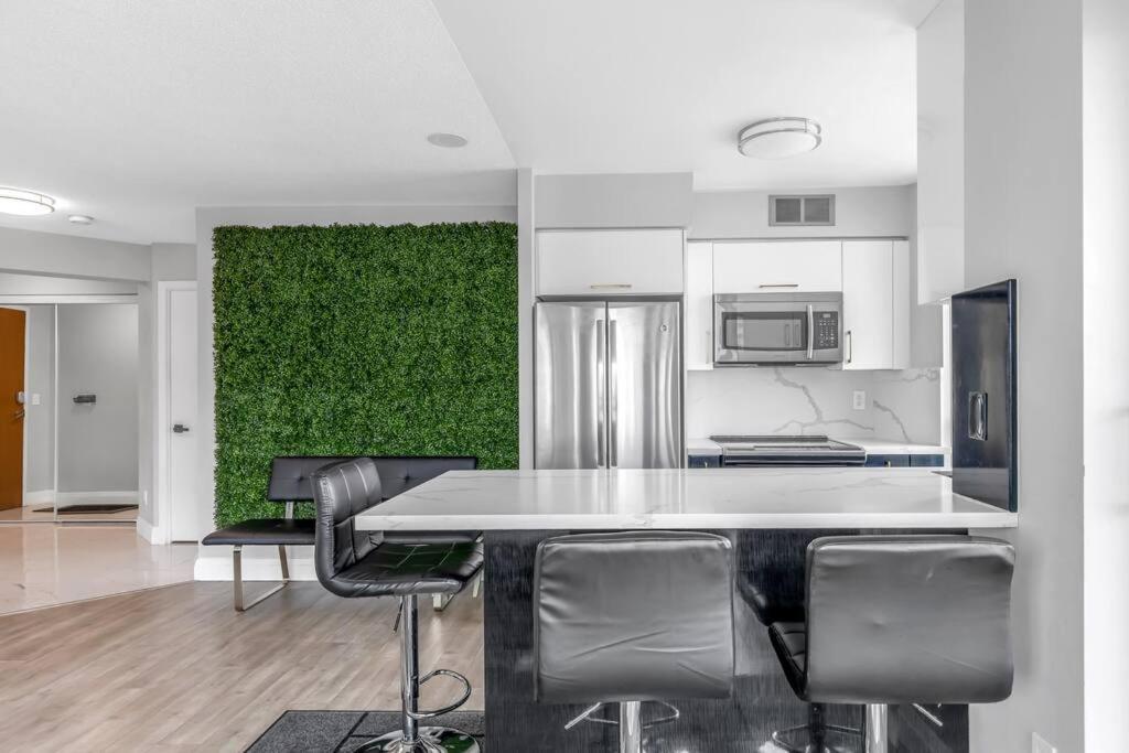 2 Bedroom Waterfront Condo Downtown W/ Free Parking Торонто Екстер'єр фото