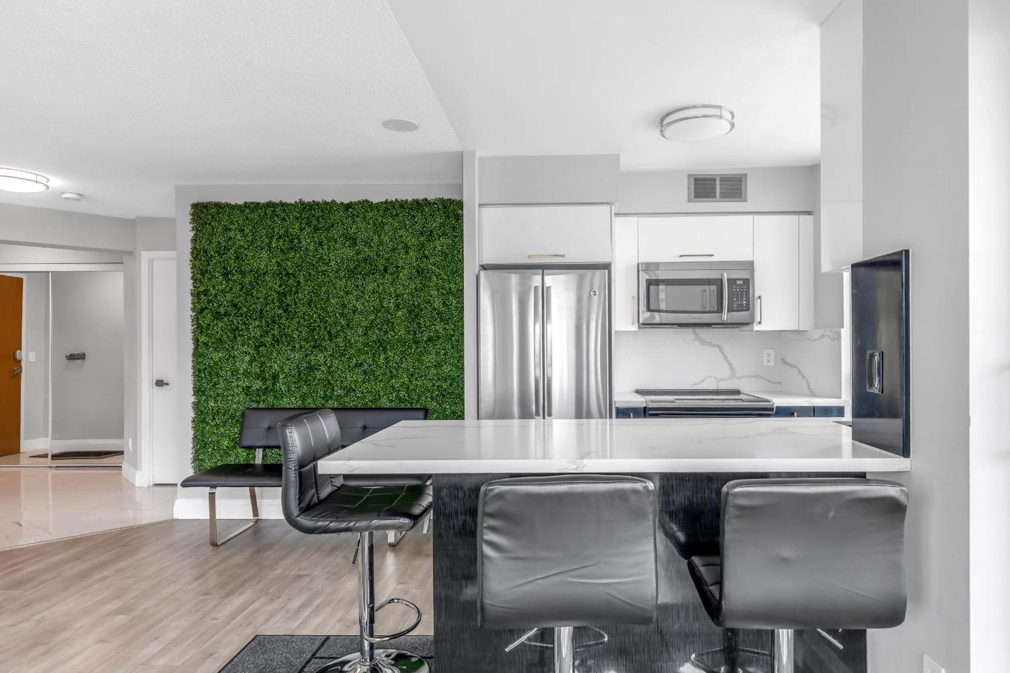 2 Bedroom Waterfront Condo Downtown W/ Free Parking Торонто Екстер'єр фото