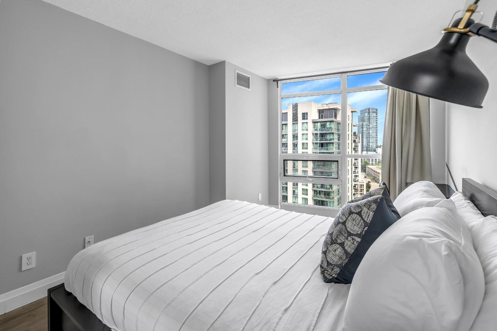 2 Bedroom Waterfront Condo Downtown W/ Free Parking Торонто Екстер'єр фото
