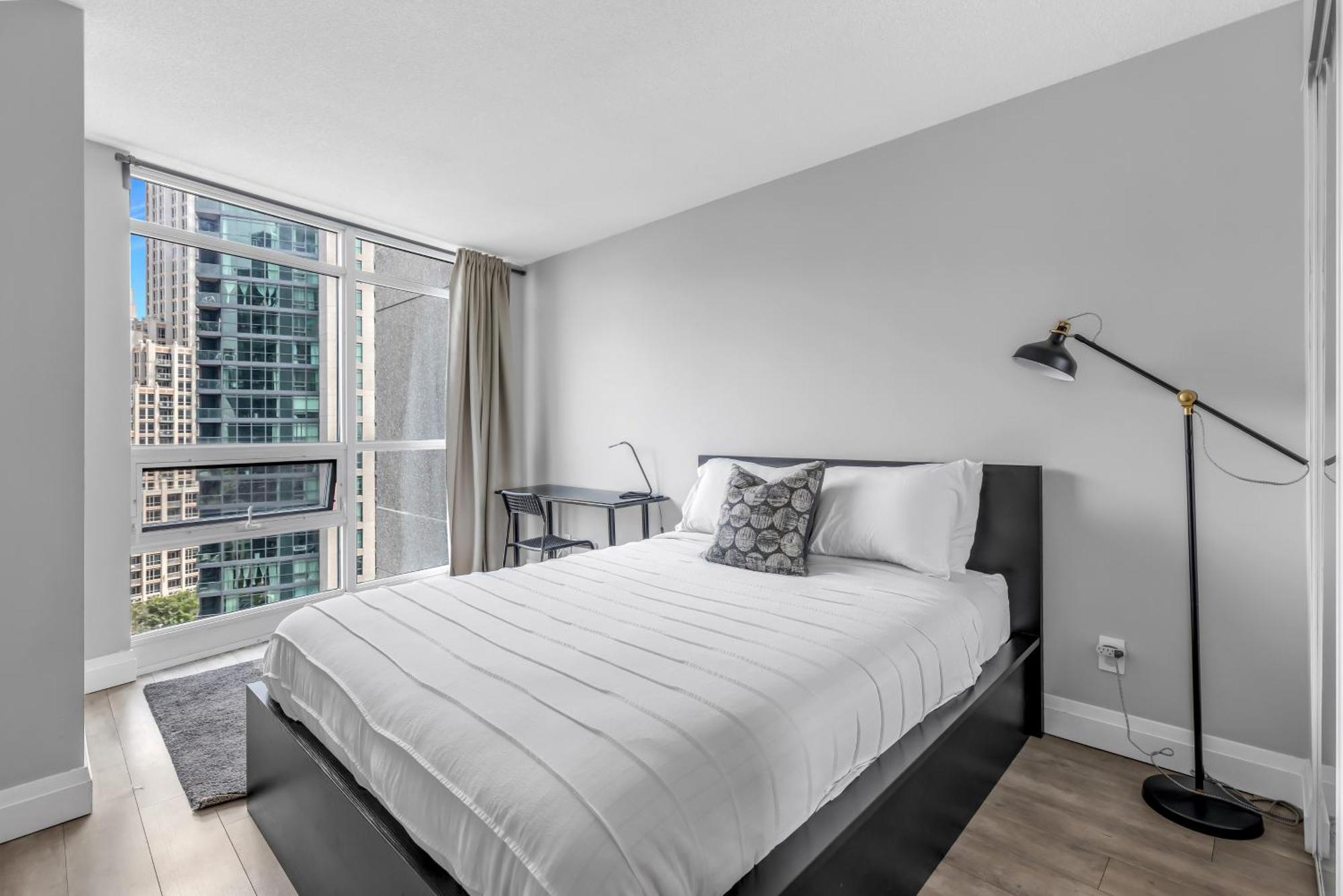 2 Bedroom Waterfront Condo Downtown W/ Free Parking Торонто Екстер'єр фото
